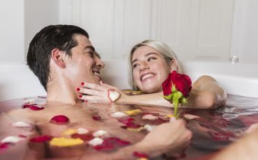 couple-prenant-bain-jour-saint-valentin